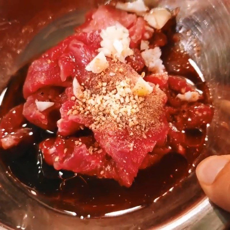 Step 1 Prepare and marinate the beef for Stir-fried Straw Mushrooms with Beef