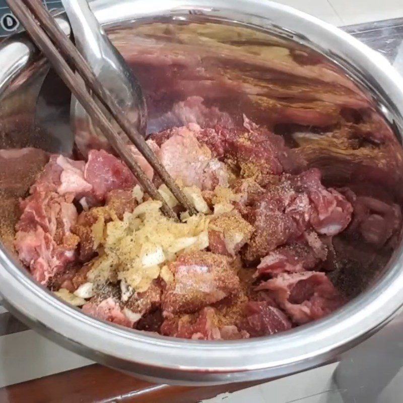 Step 1 Prepare and marinate the beef for Beef Stew without alcohol