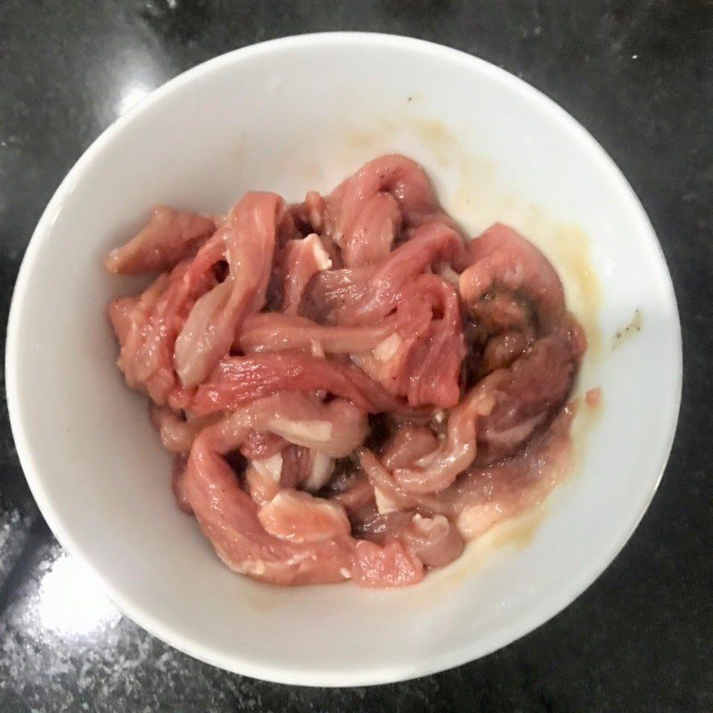 Step 1 Prepare and marinate beef Stir-fried beef with la lot