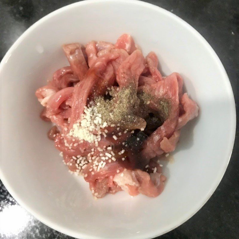 Step 1 Prepare and marinate beef Stir-fried beef with la lot
