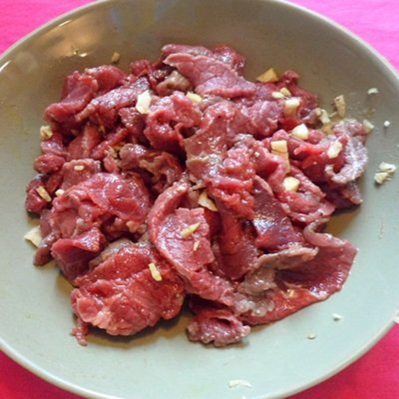 Step 1 Prepare and marinate the beef for Stir-fried Straw Mushrooms with Beef