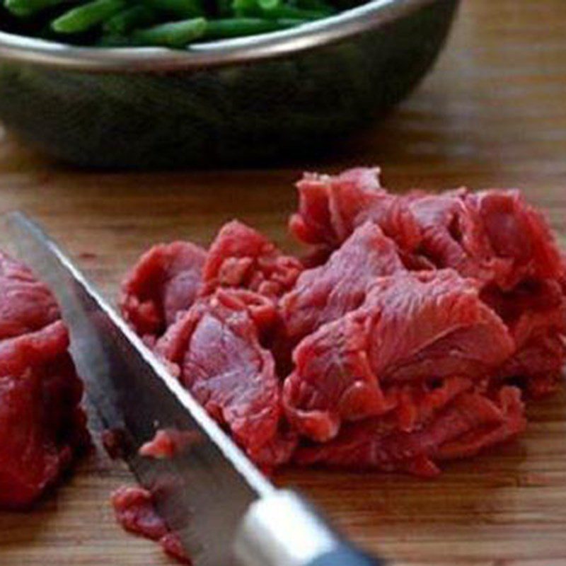 Step 1 Prepare and marinate the beef for Stir-fried Straw Mushrooms with Beef
