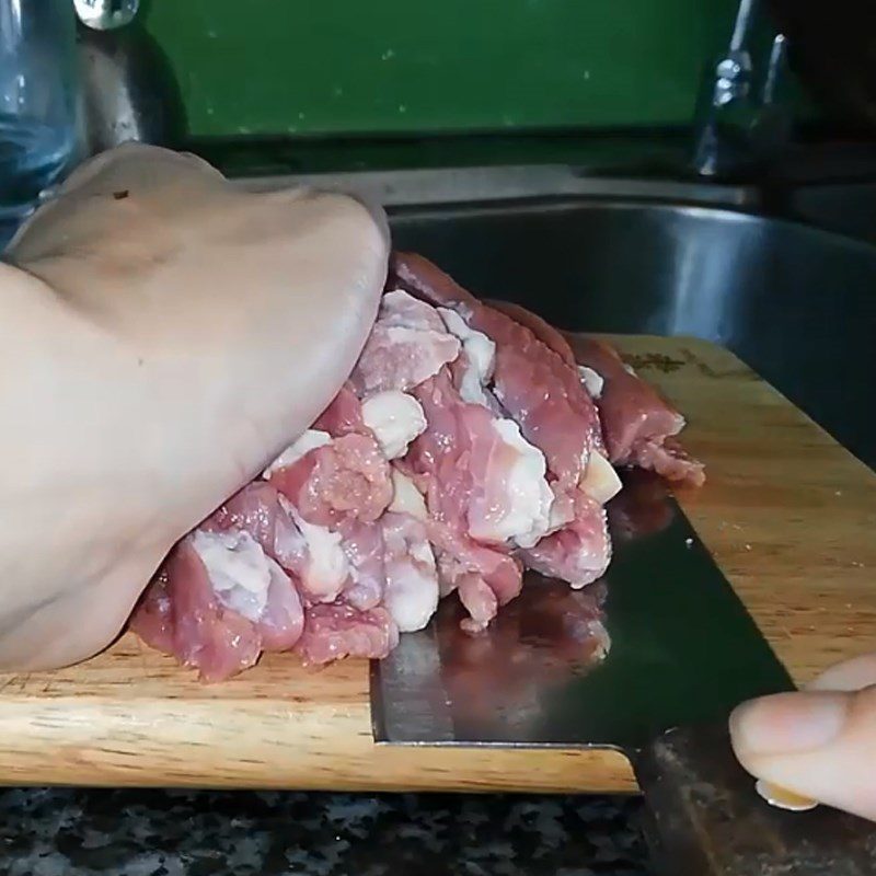 Step 1 Prepare and marinate the beef Stir-fried Beef with Leeks