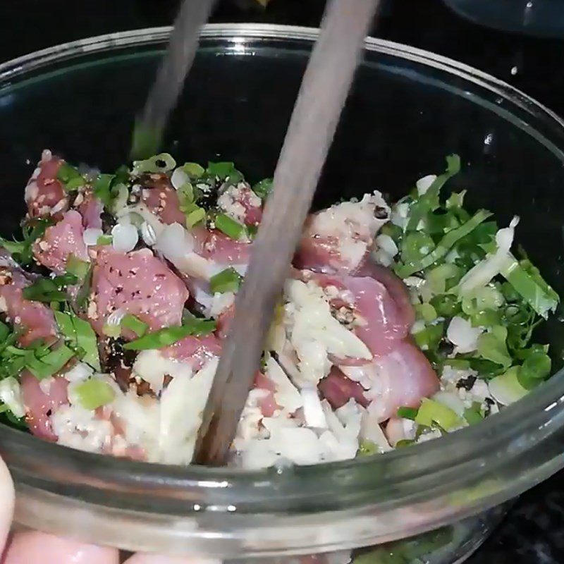 Step 1 Prepare and marinate beef Stir-fried beef with leeks