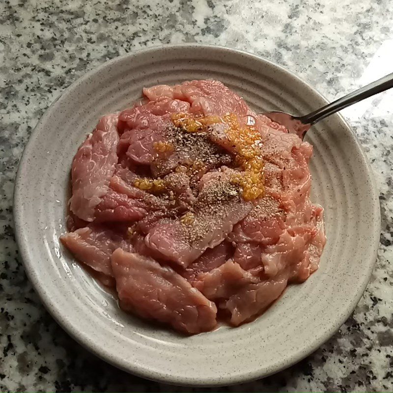 Step 1 Prepare and marinate the beef for Stir-fried Dọc Mùng with Beef