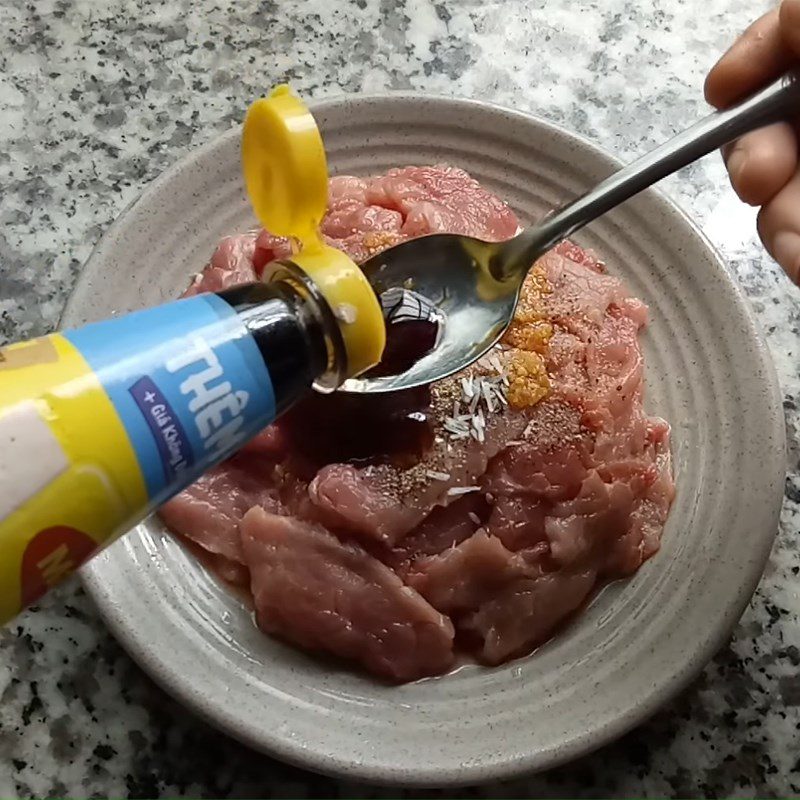 Step 1 Prepare and marinate the beef for Stir-fried Dọc Mùng with Beef