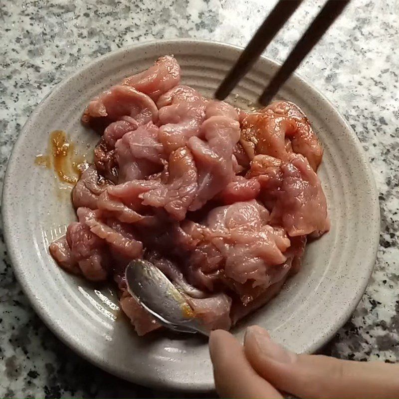 Step 1 Prepare and marinate beef with dọc mùng stir-fried beef