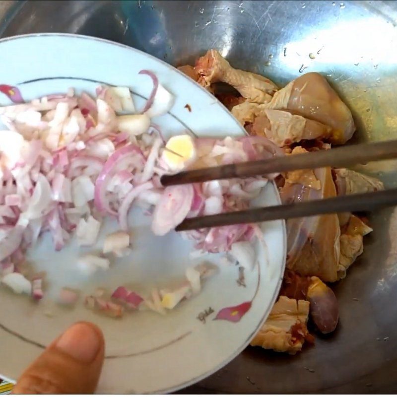 Step 1 Prepare and marinate the chicken for Spicy Bamboo Shoot Chicken Hotpot