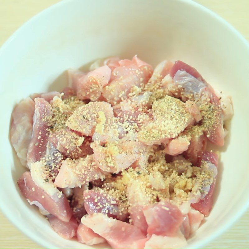 Step 1 Prepare and marinate pork Bitter melon braised with pork