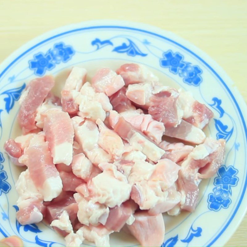 Step 1 Prepare and marinate pork Bitter melon braised with pork