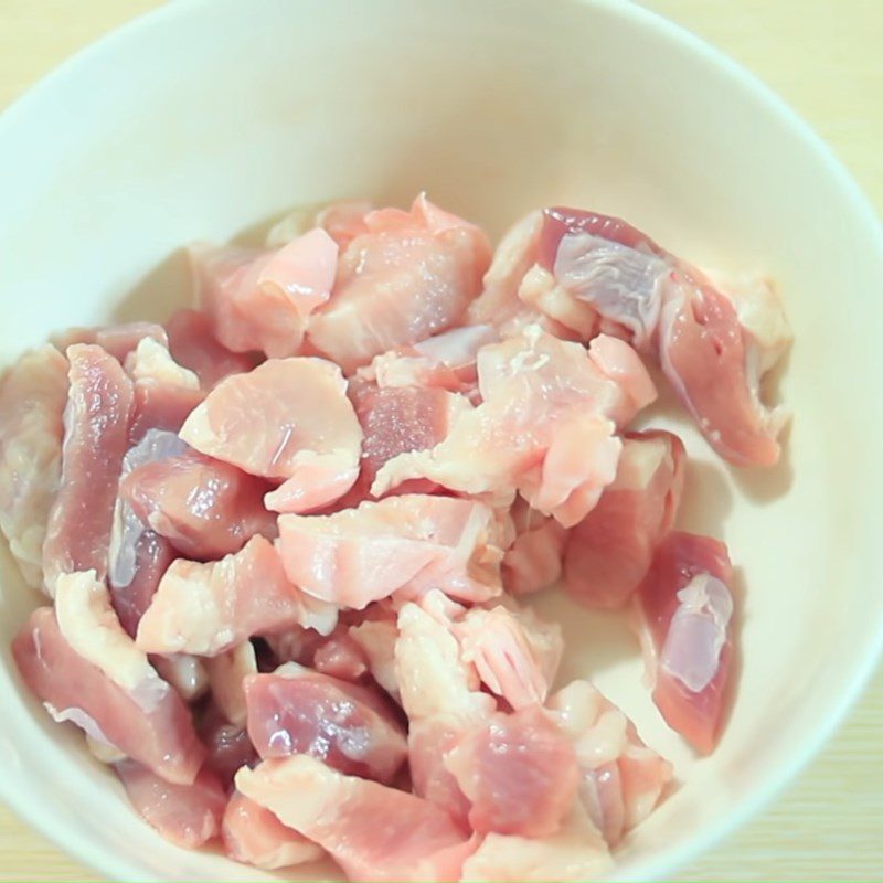 Step 1 Prepare and marinate pork Bitter melon braised with pork