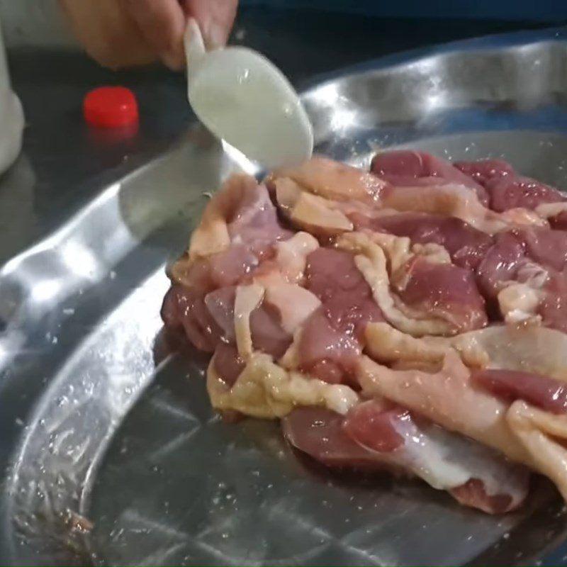 Step 1 Prepare and marinate duck meat for Stir-fried Bamboo Shoots with Duck Meat