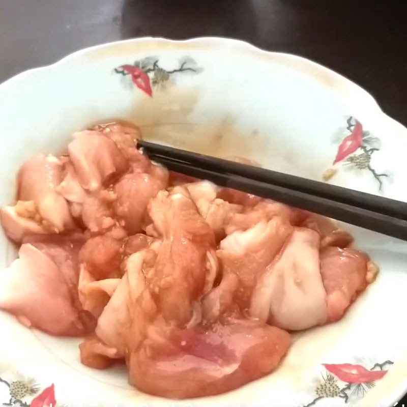 Step 1 Prepare and marinate chicken breast Chicken breast stir-fried with okra