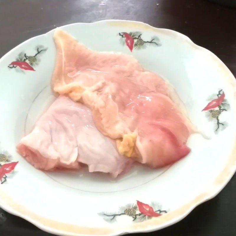 Step 1 Prepare and marinate chicken breast Chicken breast stir-fried with okra