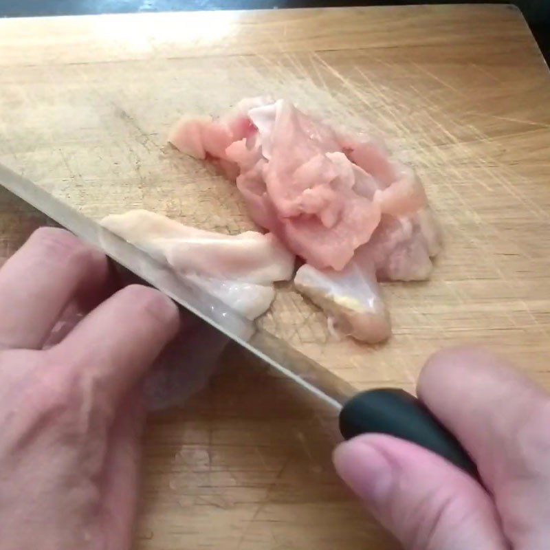Step 1 Prepare and marinate chicken breast Chicken breast stir-fried with okra