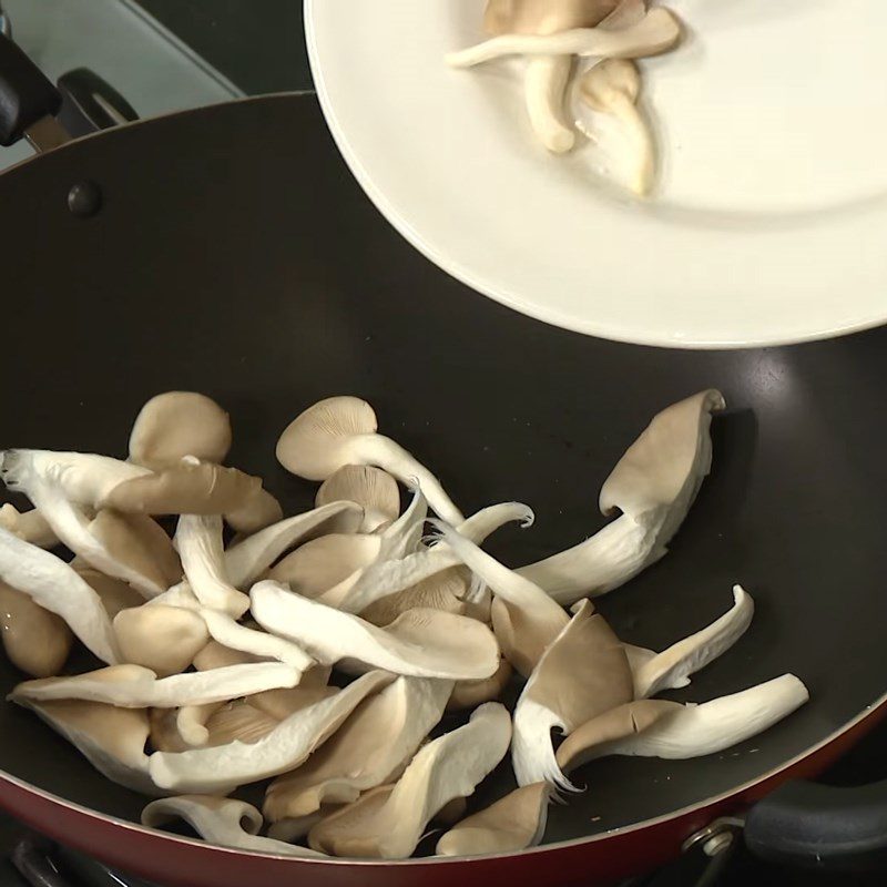 Step 3 Prepare and sauté mushrooms for lotus stem and oyster mushroom salad