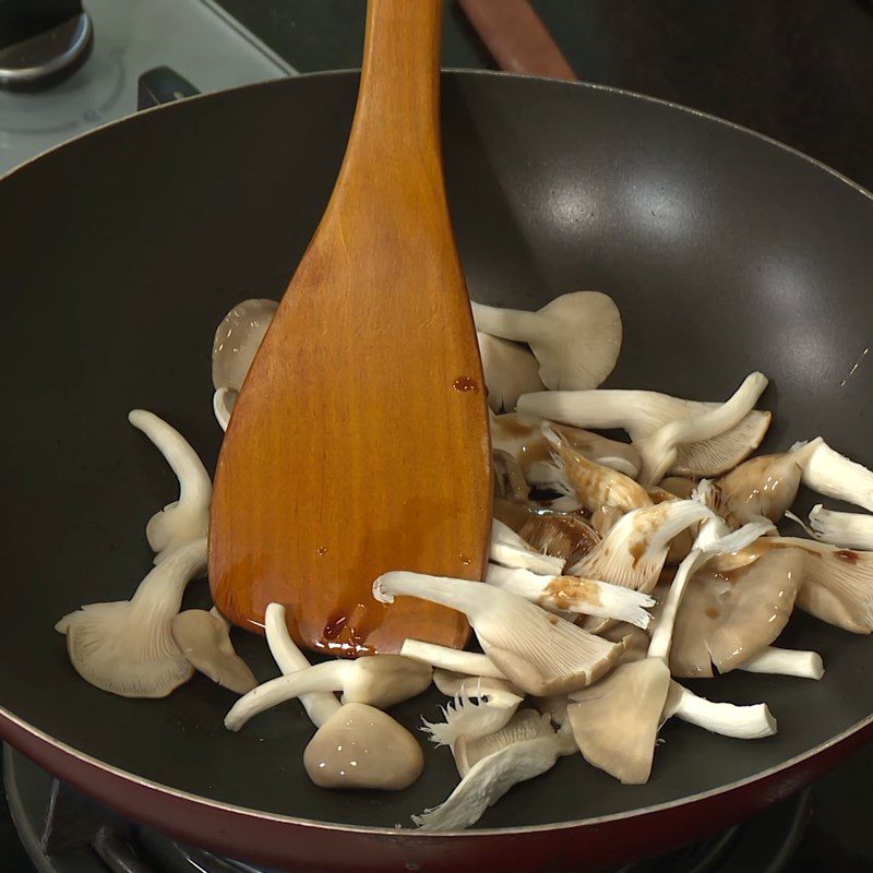 Step 3 Prepare and sauté mushrooms for lotus stem and oyster mushroom salad