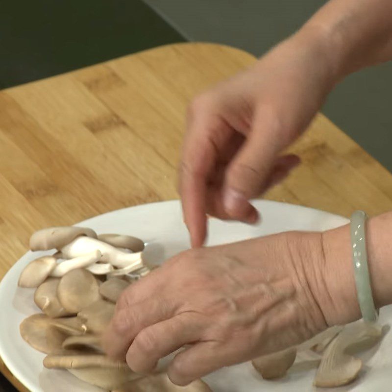 Step 3 Prepare and sauté mushrooms for lotus stem and oyster mushroom salad