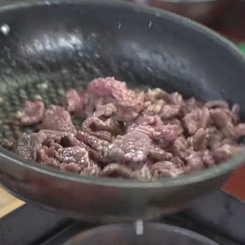 Step 2 Prepare and stir-fry the beef Snow mushroom beef salad