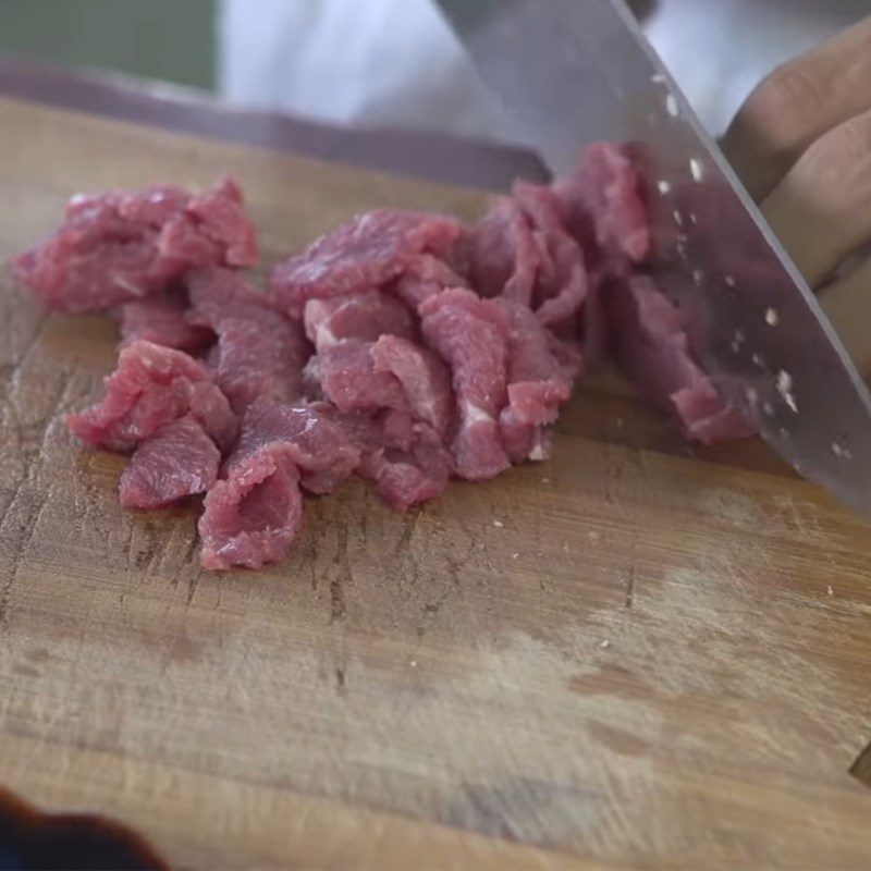 Step 2 Prepare and stir-fry the beef Snow mushroom beef salad