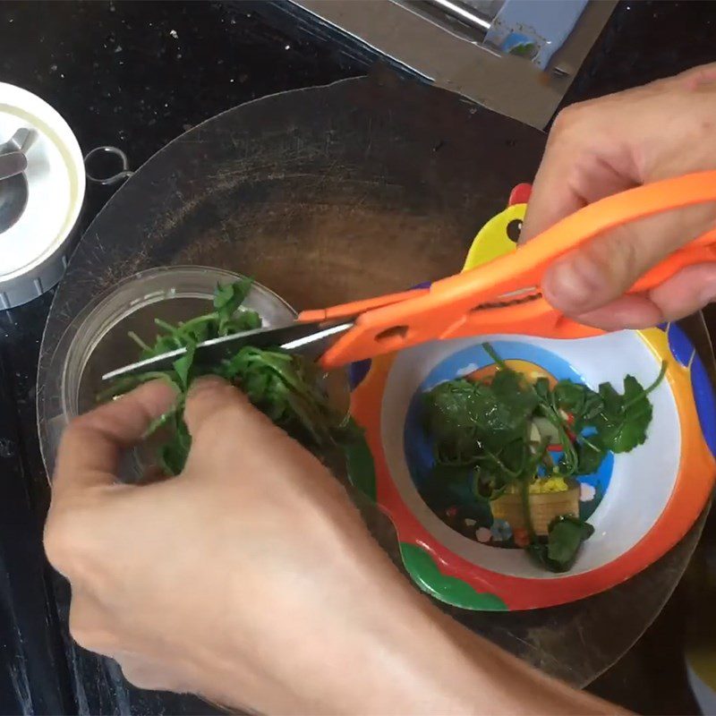 Step 2 Processing pennywort Pork pennywort porridge