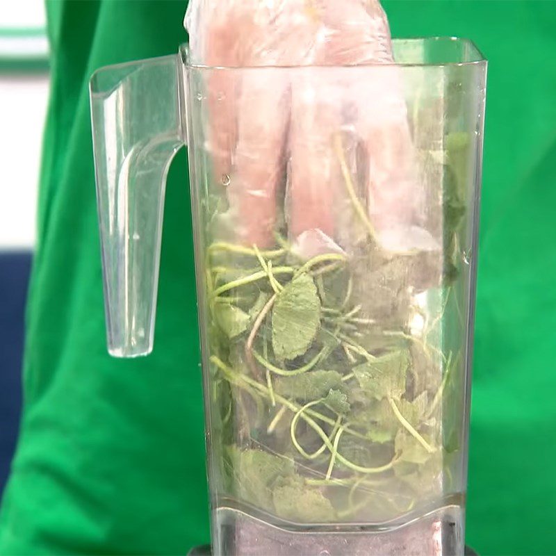 Step 2 Prepare and grind pennywort Fish carp porridge