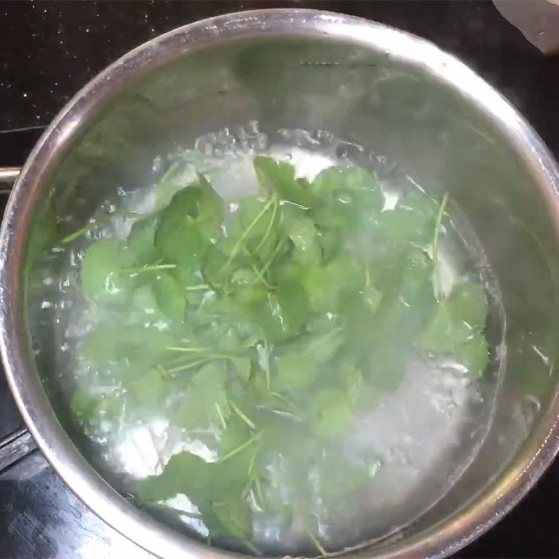 Step 2 Processing pennywort Pork pennywort porridge