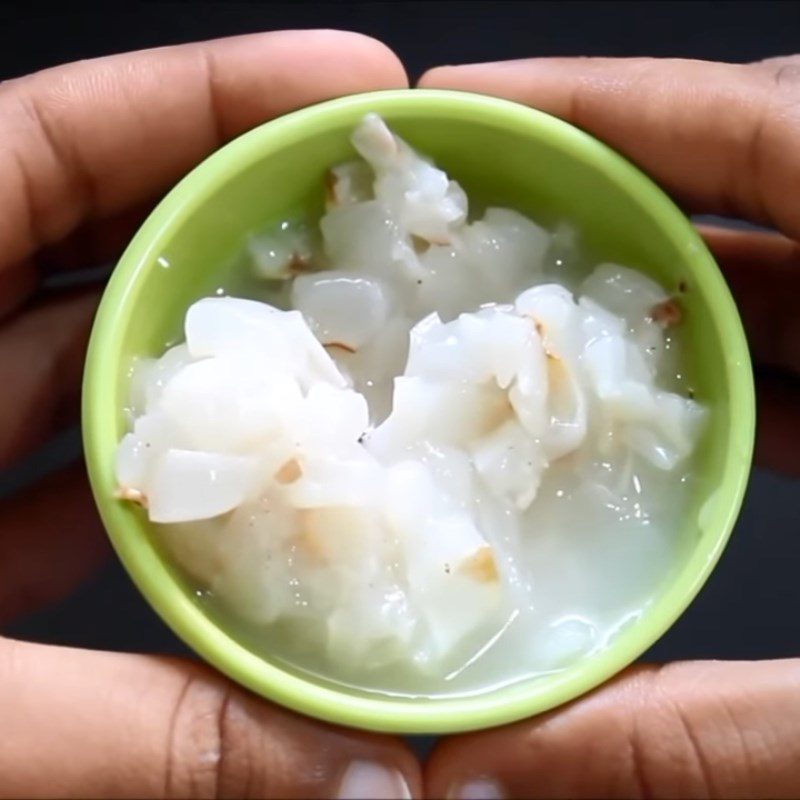 Step 1 Prepare the lychee for custard pudding