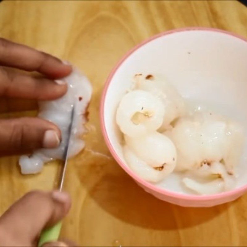 Step 1 Prepare the lychee for custard pudding