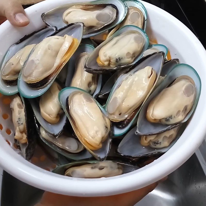 Step 1 Prepare the green mussels Steamed green mussels with lemongrass