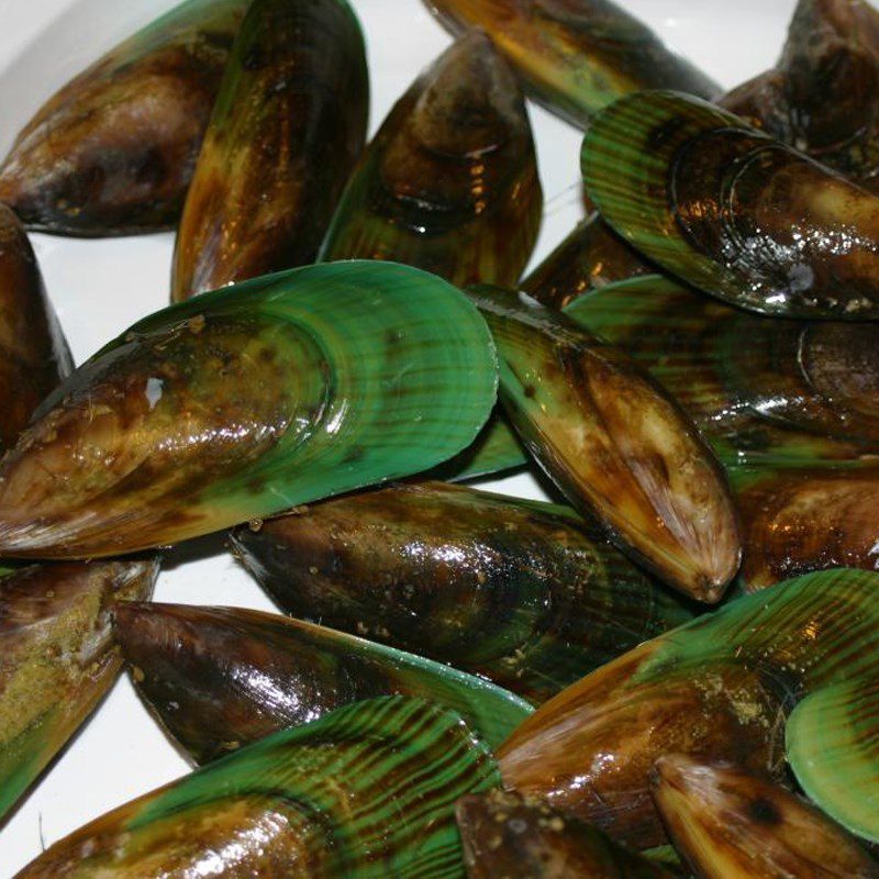 Step 1 Prepare green clams for Beer Steamed Green Clams