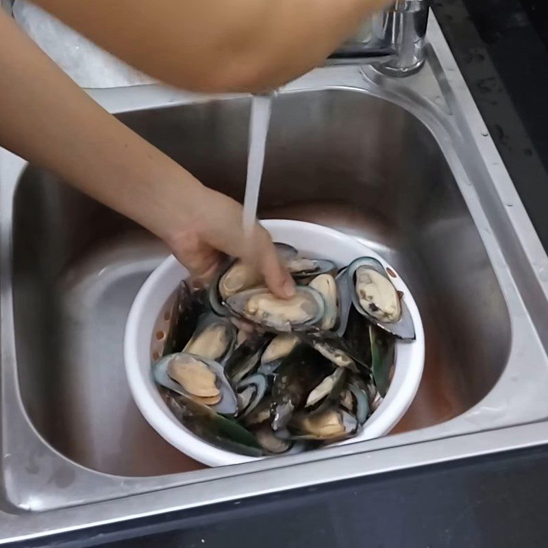 Step 1 Prepare the green mussels Steamed green mussels with lemongrass