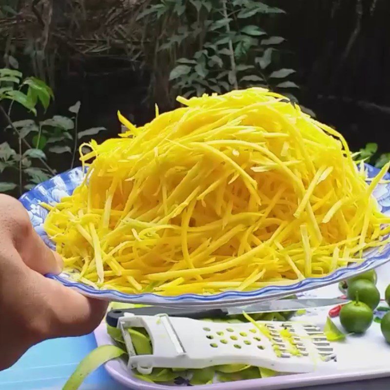 Step 2 Prepare the mango Mango salad with razor clams