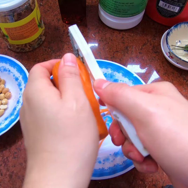 Step 5 Prepare mango and carrot Mango salad with dried chicken