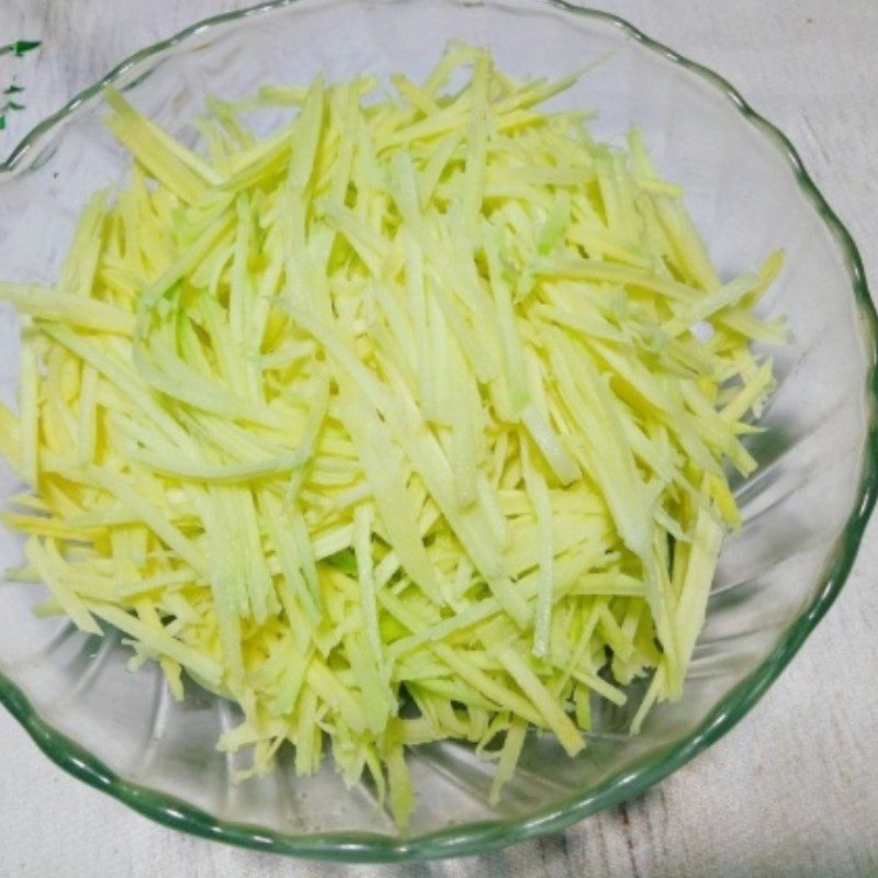 Step 5 Prepare mango and carrot Mango salad with dried chicken