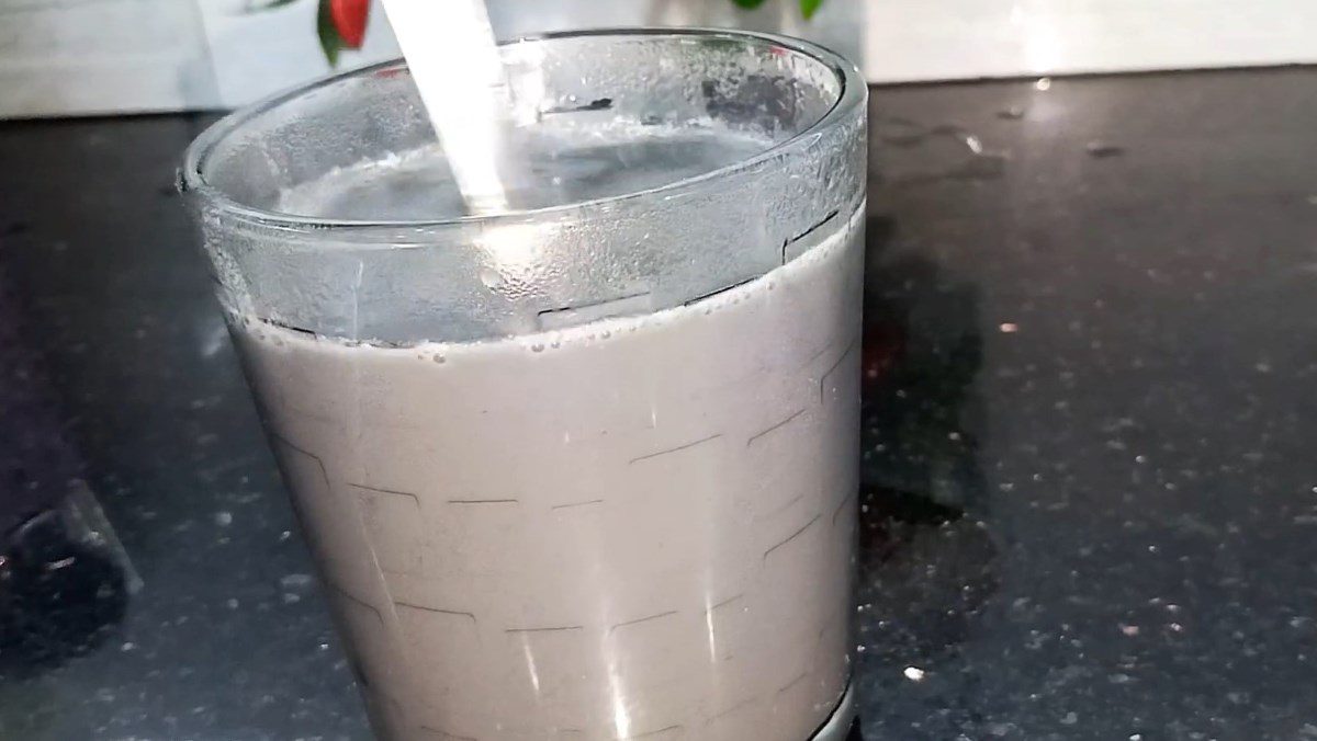 Black sesame cashew milk