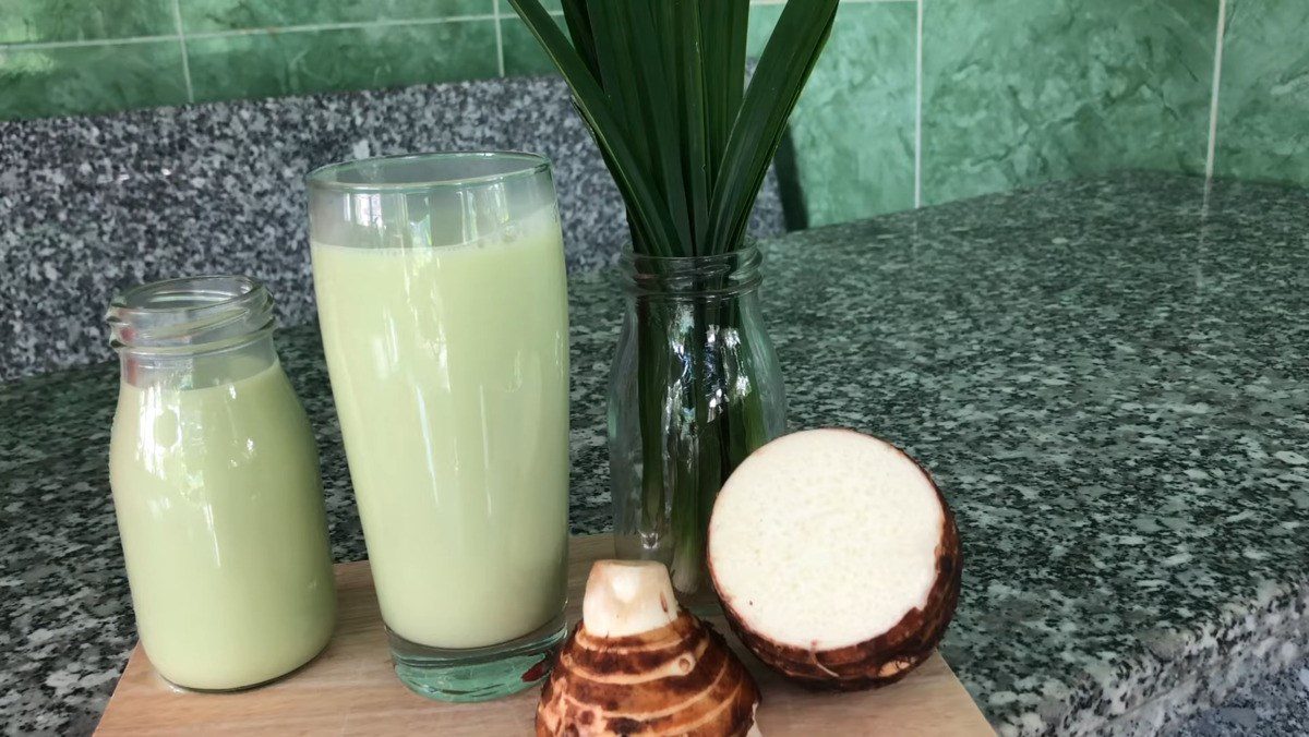 3 ways to make delicious and creamy taro milk that is super nutritious 2 Taro milk with pandan leaves
