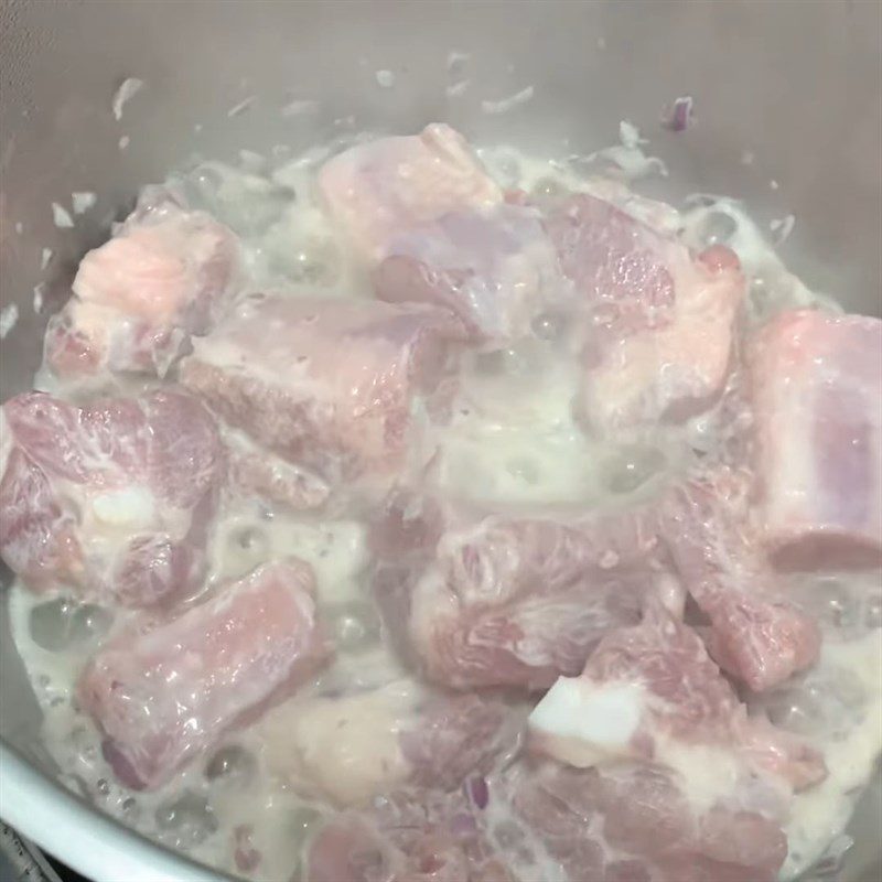 Step 3 Simmering with milk Ribs simmered with milk
