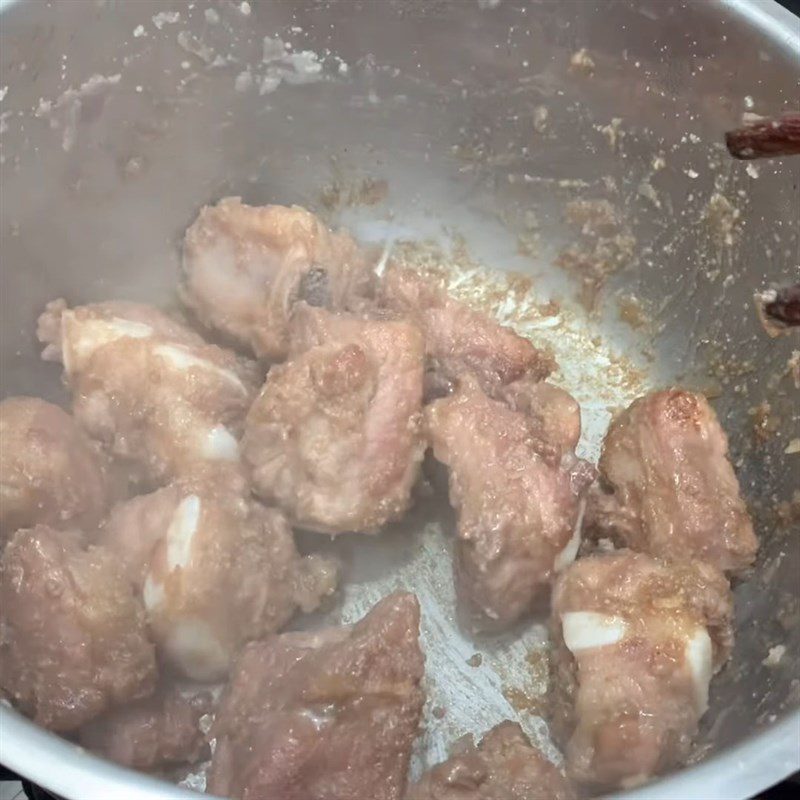 Step 3 Simmering with milk Ribs simmered with milk