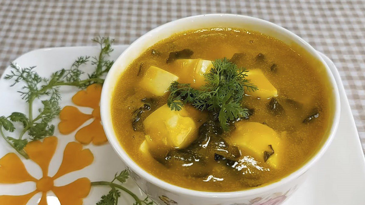 Vegetarian pumpkin soup with seaweed