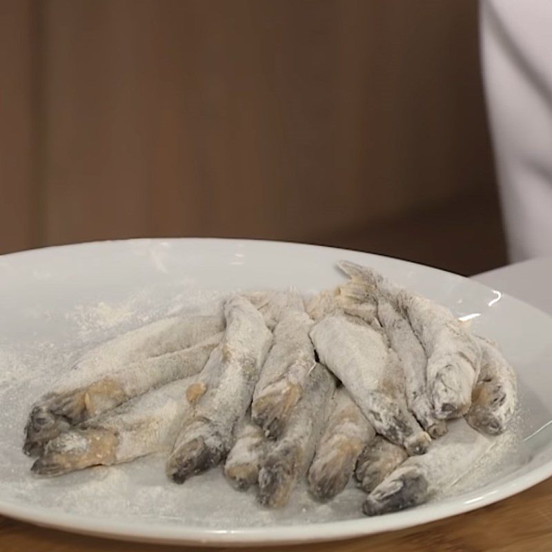Step 2 Coat the fish with flour Salted Egg Fried Fish Roe