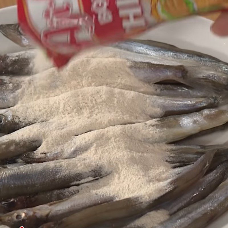 Step 2 Coat the fish with flour Salted Egg Fried Fish Roe