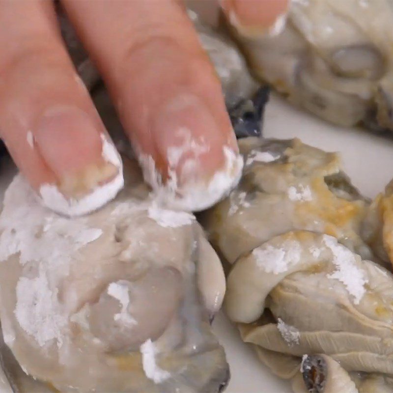 Step 3 Coat the oysters with batter Stir-fried oysters with scallion oil