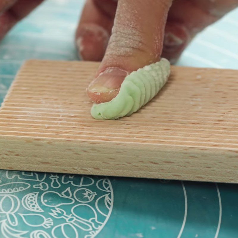 Step 4 Shaping Worm Dessert