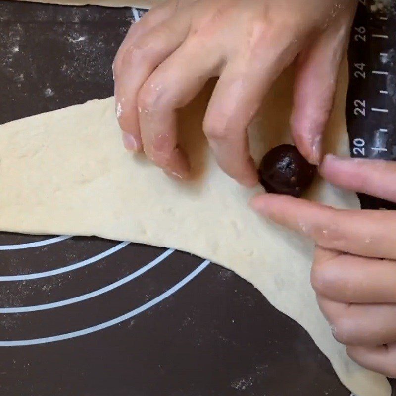 Step 5 Shaping the bread Chocolate-filled crab bread