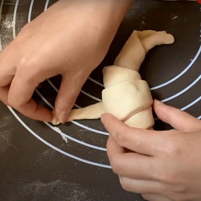 Step 5 Shaping the bread Chocolate-filled crab bread