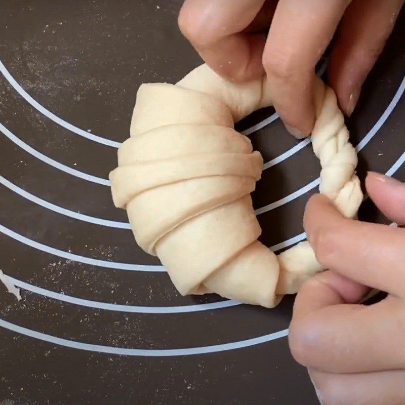 Step 5 Shaping the bread Chocolate-filled crab bread