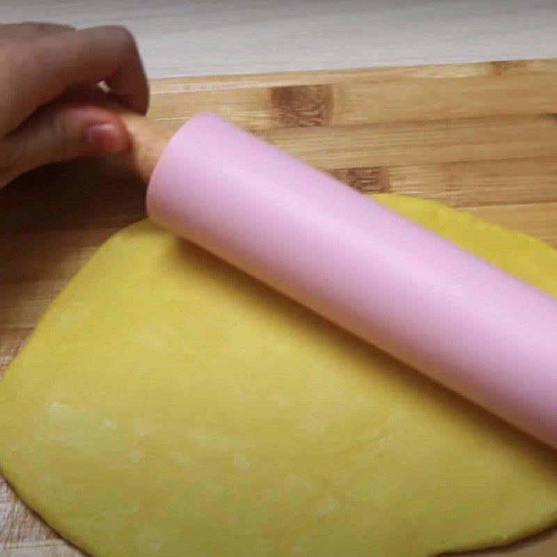 Step 3 Shape the cake for green bean-filled cakes