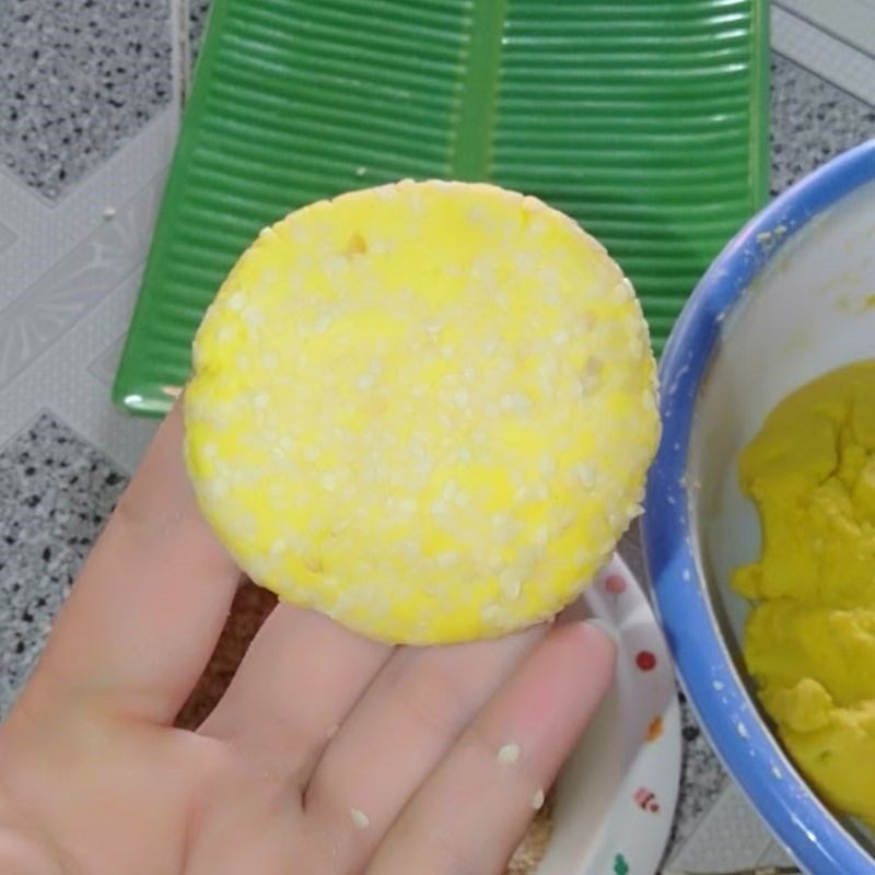 Step 3 Shaping the cake Fried pumpkin cake with glutinous rice flour