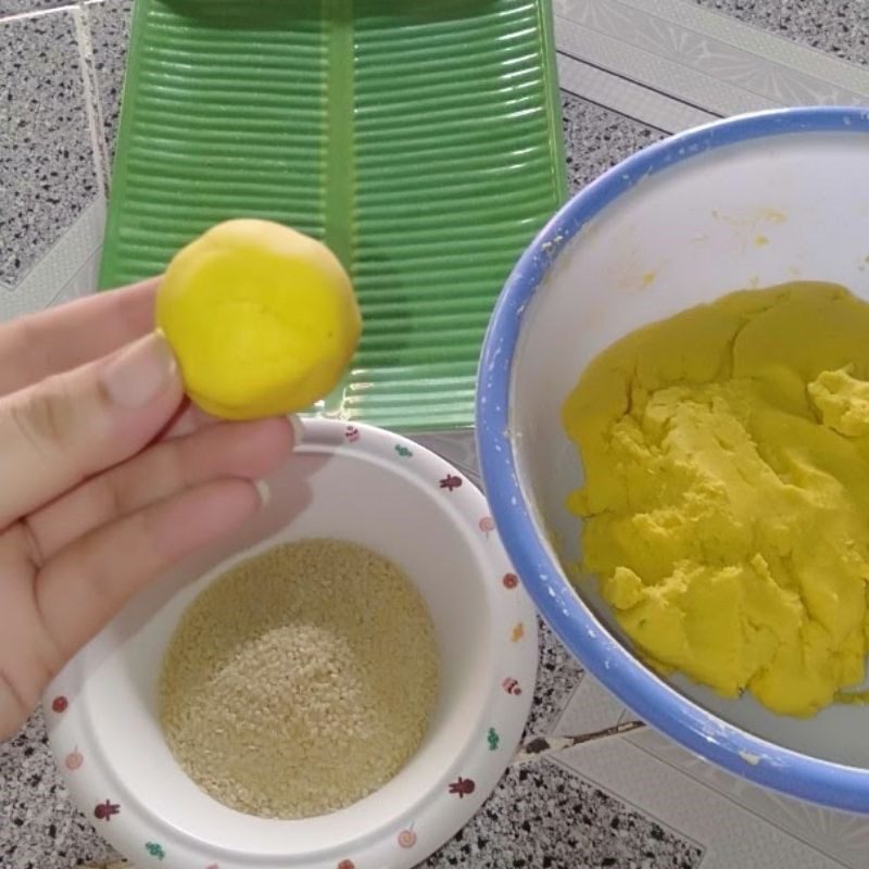 Step 3 Shaping the cake Fried pumpkin cake with glutinous rice flour